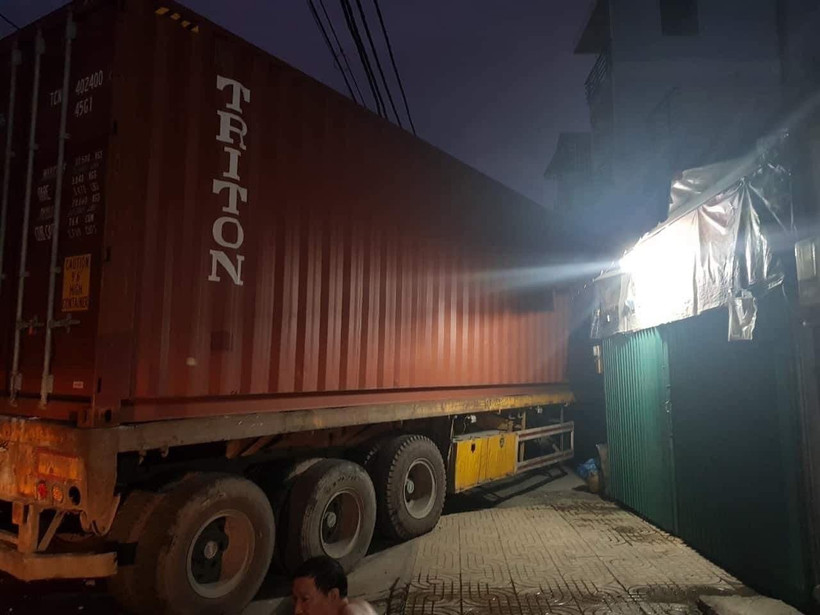 Chiếc xe container lao vào nhà dân. (Ảnh: TTXVN)