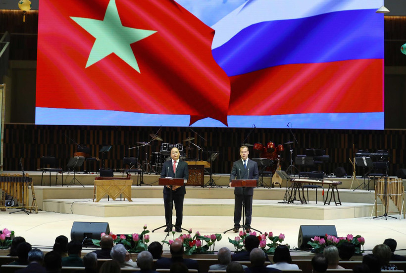 Thủ tướng Nguyễn Xuân Phúc và Thủ tướng Dmitri Medvedev phát biểu tại Lễ khai mạc Năm chéo Việt Nam-Liên bang Nga. (Ảnh: Thống Nhất/TTXVN)