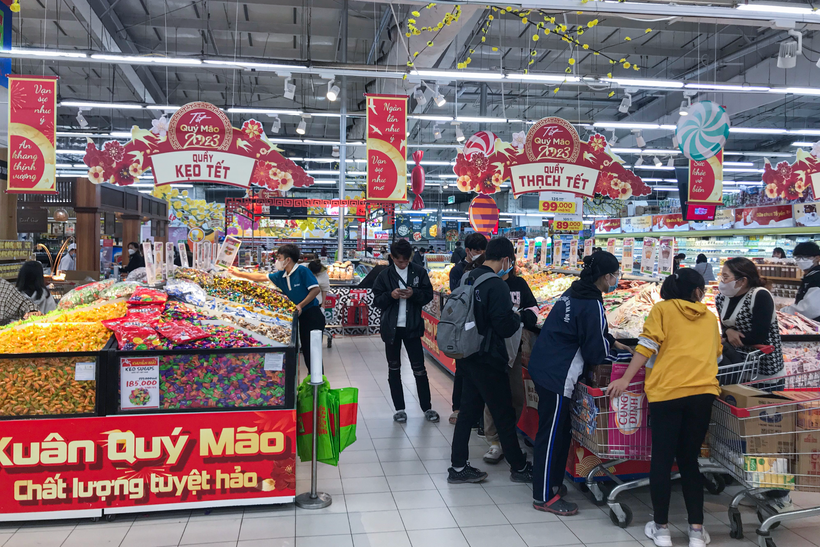 Các gian hàng bánh kẹo thu hút nhiều khách hàng trong dịp mua sắm cuối năm. (Ảnh: Việt Anh/Vietnam+)