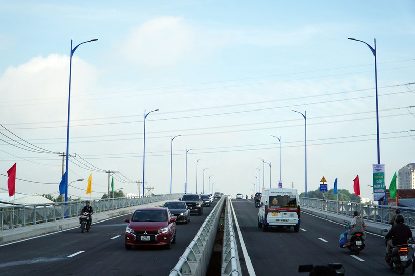 Công trình xây dựng hai nhánh cầu Nam Lý, mỗi cầu có 2 làn xe chạy. (Ảnh: Tiến Lực/TTXVN)