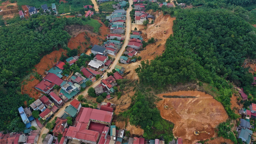 Sau bão số 3, nhiều điểm sạt lở xuất hiện tại thành phố Yên Bái. (Ảnh: Tuấn Anh/TTXVN)