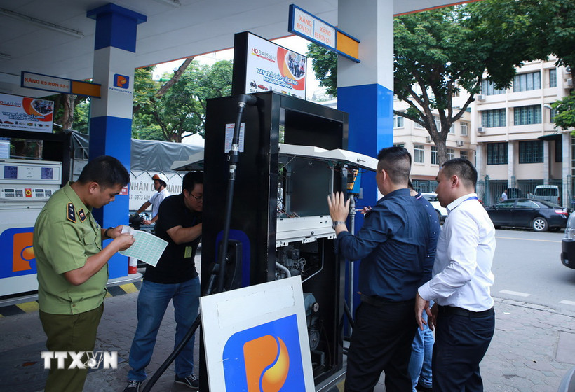 Một điểm bán xăng của Petrolimex tại Hà Nội. (Ảnh: TTXVN phát)
