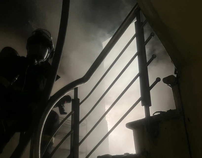 Lực lượng chức năng triển khai phương án dập lửa trong vụ cháy nhà tại số 29, ngách 12/35, đường Phan Kế Bính, quận Ba Đình, Hà Nội. (Ảnh: TTXVN phát)