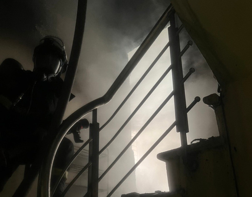 Lực lượng chức năng triển khai phương án dập lửa trong vụ cháy nhà tại số 29, ngách 12/35, đường Phan Kế Bính, quận Ba Đình, Hà Nội. (Ảnh: TTXVN phát)