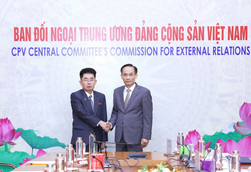 Trưởng Ban Đối ngoại Trung ương Lê Hoài Trung và Trưởng Ban Quốc tế Đảng Lao động Triều Tiên, Chủ tịch Ủy ban Đối ngoại Hội nghị Nhân dân Tối cao Triều Tiên Kim Song Nam. (Ảnh: Phương Hoa/TTXVN)