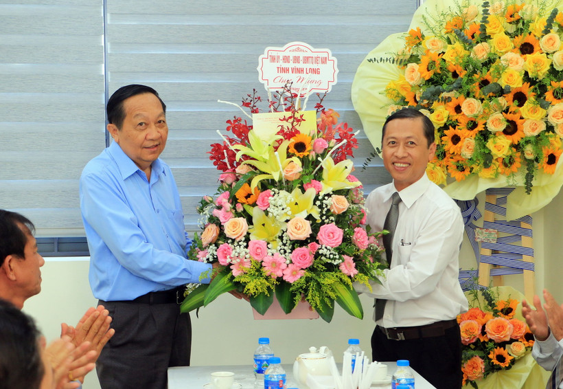 Phó Bí thư Thường trực Tỉnh ủy Vĩnh Long Nguyễn Thành Thế tặng hoa chúc mừng tại Ban đại diện Hội thánh Tin Lành Việt Nam (miền Nam) tỉnh Vĩnh Long. (Ảnh: Phạm Minh Tuấn/TTXVN)