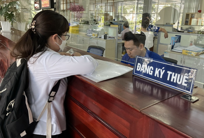 Người dân thực hiện giao dịch thuế. (Ảnh: Hứa Chung/TTXVN)