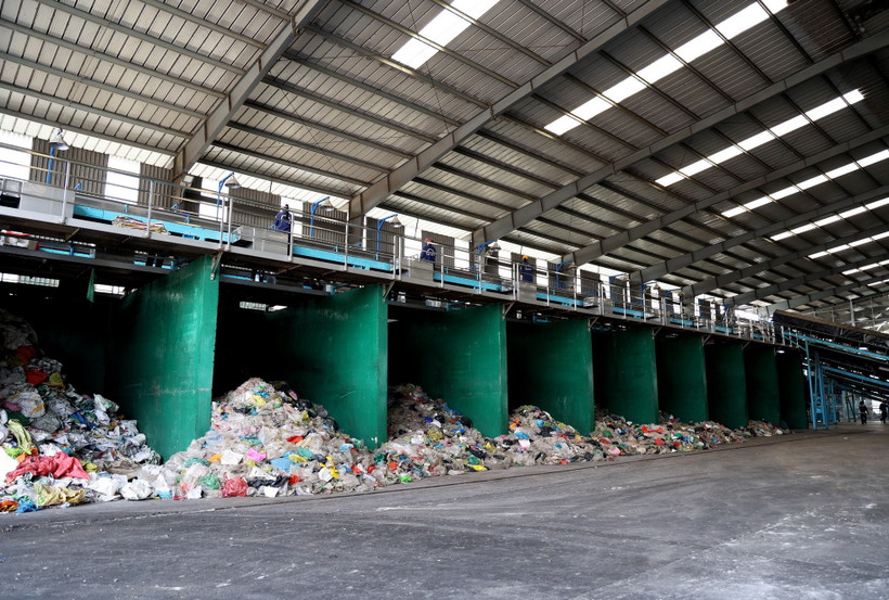 Phân loại rác để xử lý. (Ảnh minh họa. Nguồn: TTXVN)