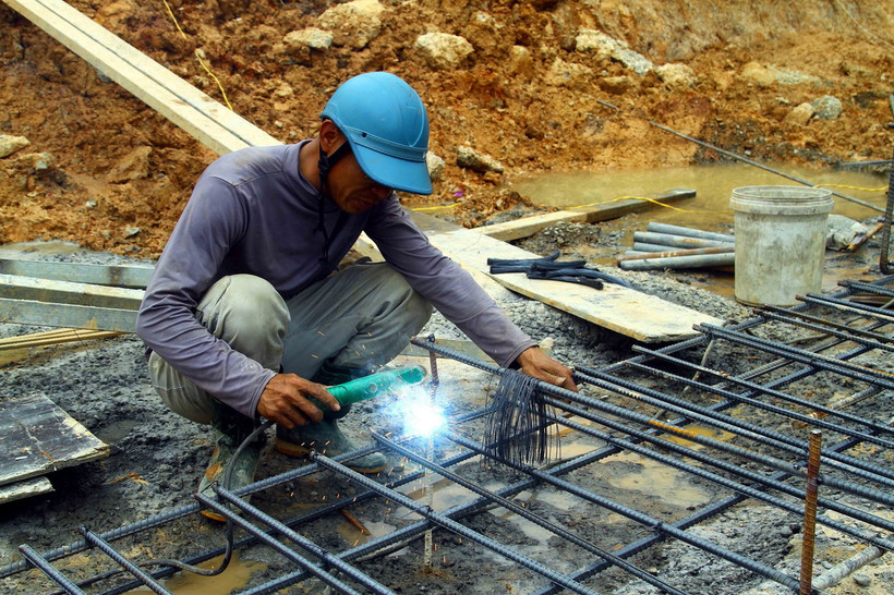 Công nhân làm xuyên Tết tại Dự án thành phần Vạn Ninh-Cam Lộ thuộc Dự án Cao tốc Bắc-Nam. (Ảnh: Tá Chuyên/TTXVN)