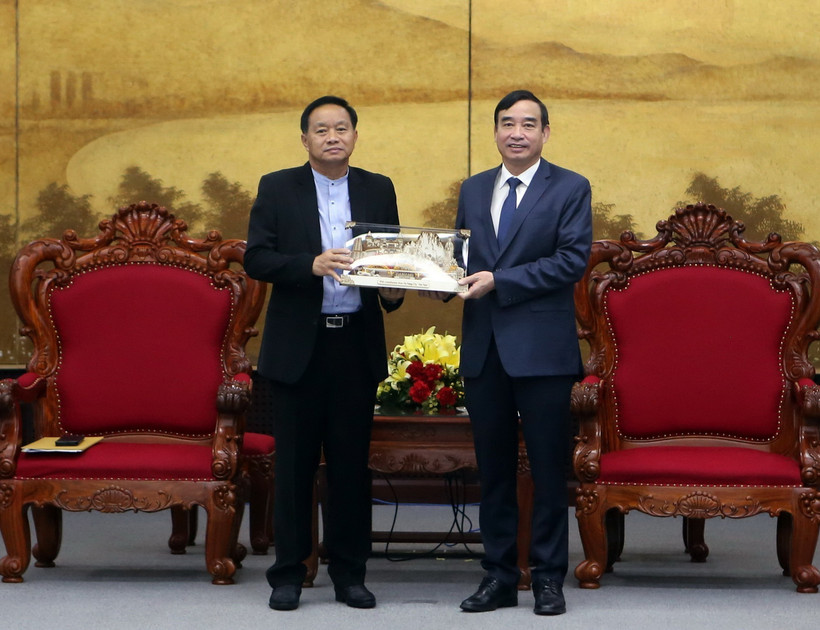 Chủ tịch UBND thành phố Đà Nẵng Lê Trung Chinh (bên phải) tặng quà lưu niệm cho ông Supasit Kocharoenyos, Tỉnh trưởng tỉnh Ubon Ratchathani của Thái Lan. (Ảnh: Trần Lê Lâm/TTXVN)