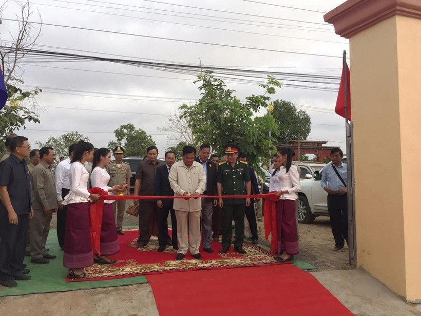Quang cảnh lễ cắt băng khánh thành Đài hữu nghị. Ảnh: Nhóm P/v CQTT TTXVN tại Campuchia