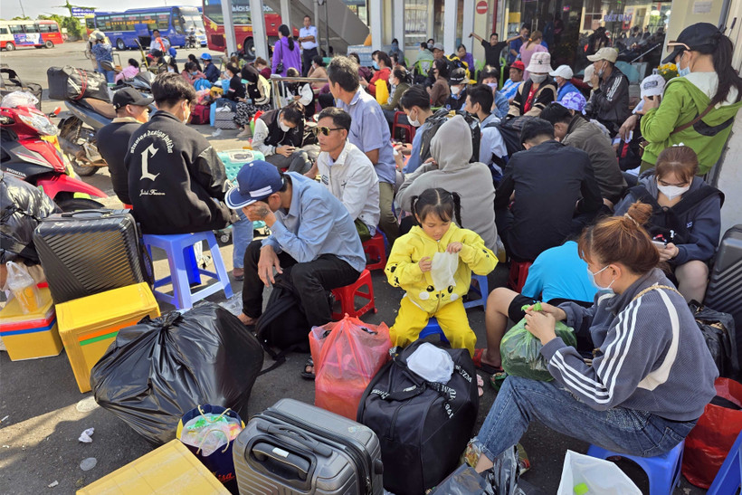 Lượng khách mua vé tuyến cố định từ Cà Mau đến các tỉnh miền Tây và Đông Nam Bộ tăng cao so với ngày thường. (Ảnh: Kim Há/TTXVN)