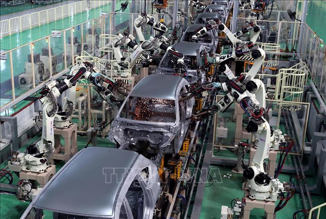 Dây chuyền hàn vỏ xe bằng robot tại MAZDA . (Ảnh minh họa: Danh Lam/TTXVN) 