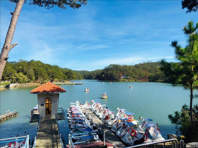Bến thuyền trong Khu du lịch Thung lũng Tình yêu (Đà Lạt) đón khách tới nghỉ dưỡng. (Ảnh: Chu Quốc Hùng/TTXVN)