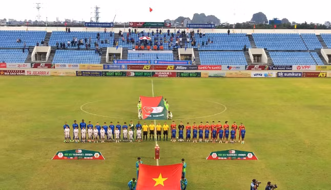 CLB Quảng Nam và Thể Công Viettel làm nghi lễ chào cờ trước khi trận đấu diễn ra. (Ảnh: Quảng Nam FC)