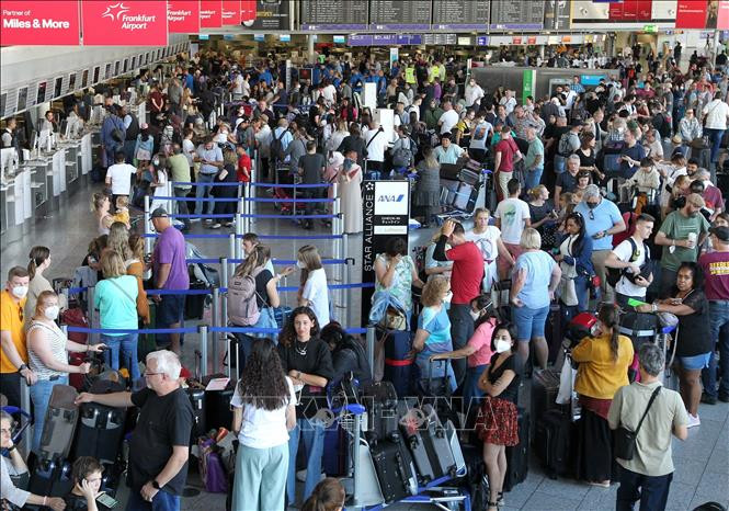 Hành khách mắc kẹt tại sân bay Frankfurt, Đức ngày 27/7/2022. (Ảnh tư liệu: AFP/TTXVN)