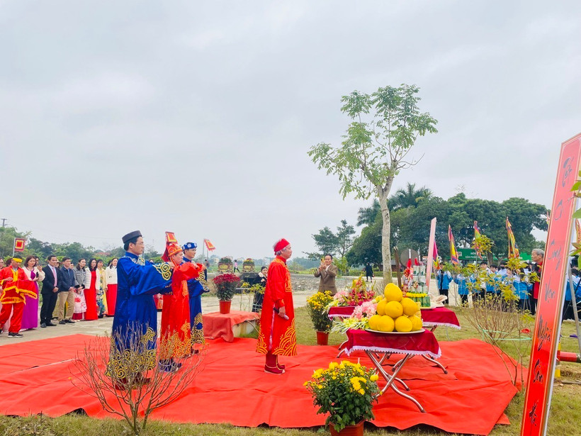 Trung tâm Bảo tồn di sản Thành nhà Hồ thực hiện các nghi lễ tái hiện lễ thượng nêu ngày Tết. (Ảnh: Hoa Mai/TTXVN)