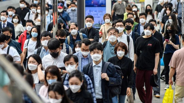 Người dân tham gia giao thông gần một trạm tàu điện ngầm ở Seoul. (Ảnh: CNN) 