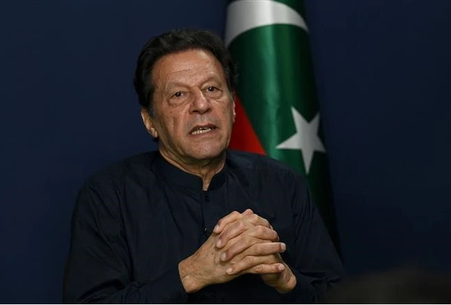 Cựu Thủ tướng Imran Khan trả lời phỏng vấn tại Lahore, Pakistan, ngày 18/5/2023. (Ảnh: AFP/TTXVN) 