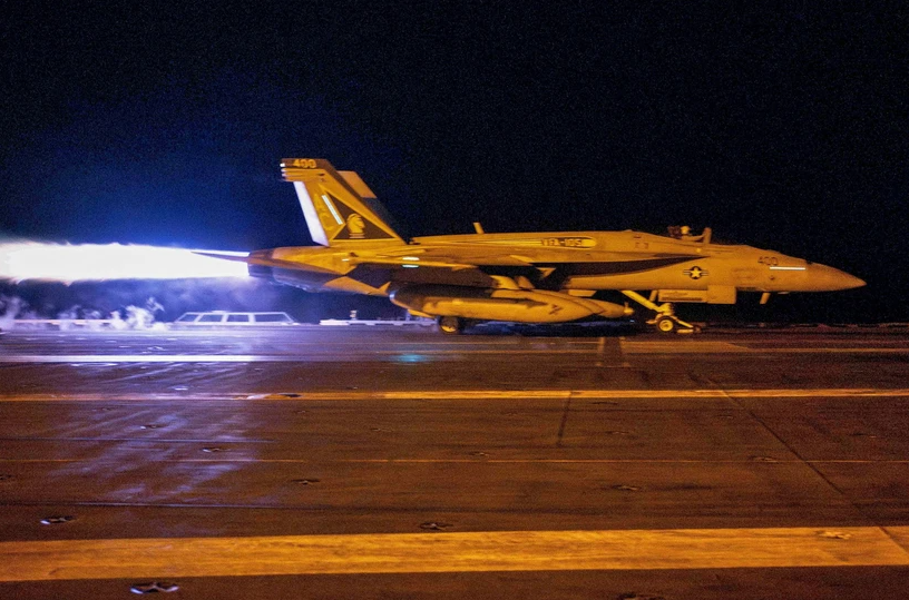 Chiến đấu cơ cất cánh từ tàu sân bay USS Dwight D. Eisenhower của Mỹ. (Ảnh: AFP/TTXVN) 