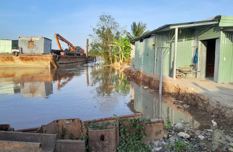 Vụ sạt lở xảy ra sát bên nhà người dân địa phương. (Ảnh: Tuấn Phi/TTXVN)