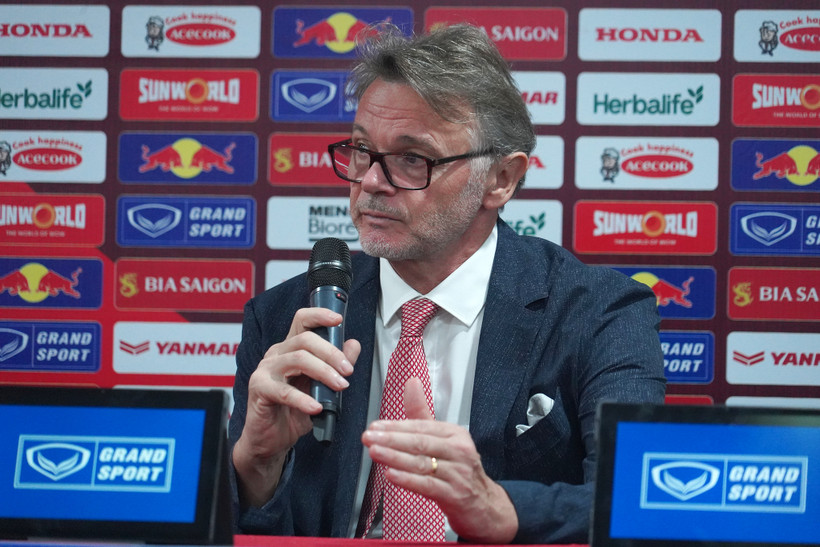 Huấn luyện viên Troussier cho biết Hoàng Đức chưa đáp ứng được yêu cầu của ông về mức độ đóng góp vào lối chơi chung của Đội tuyển. (Ảnh: Việt Anh/Vietnam+)