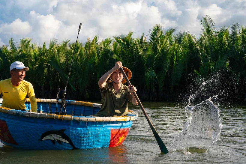 Eric thích thú vì lần đầu được trải nghiệm thuyền thúng. (Ảnh: NVCC/Vietnam+)