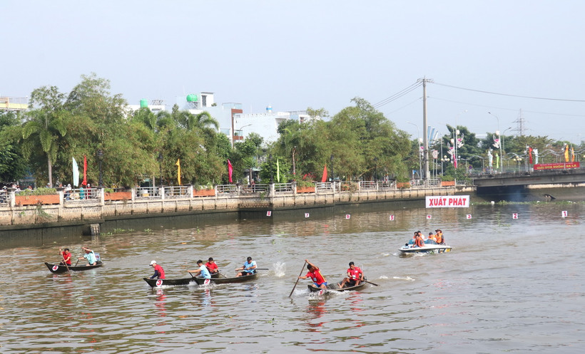Đua xuồng ba lá - một hoạt động trong khuôn khổ Tuần Văn hóa-Thể thao-Du lịch tỉnh Long An. (Ảnh: Đức Hạnh/TTXVN)