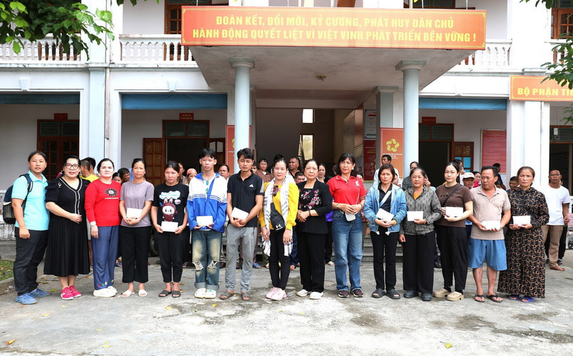 Cơ quan Thường trú TTXVN tại Hà Giang và Đoàn từ thiện Thành phố Hồ Chí Minh trao tặng tiền ủng hộ cho 9 hộ gia đình bị sập nhà hoàn toàn trong vụ sạt lở nghiêm trọng tại xã Việt Vinh, huyện Bắc Quang, tỉnh Hà Giang. (Ảnh: Đức Thọ/TTXVN)