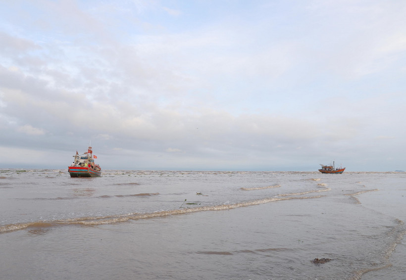 Hai tàu cá mang số hiệu NA-90693-TS và NA-90669-TS bị mắc cạn từ lúc 12 giờ ngày 21/10. (Ảnh: Xuân Tiến/TTXVN)