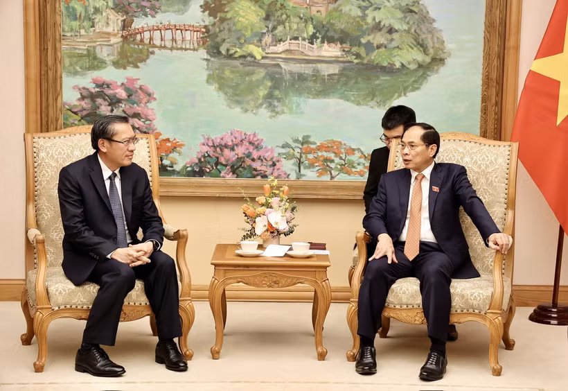 Phó Thủ tướng Bùi Thanh Sơn và Bộ trưởng Phosay Sayasone trao đổi về hợp tác hai nước trong lĩnh vực năng lượng và mỏ. (Ảnh: TTXVN phát)