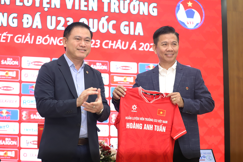 Huấn luyện viên Hoàng Anh Tuấn (phải) nhận nhiệm vụ dẫn dắt Đội tuyển U23 Việt Nam tham dự Vòng Chung kết U23 châu Á 2024. (Ảnh: Việt Anh/Vietnam+)