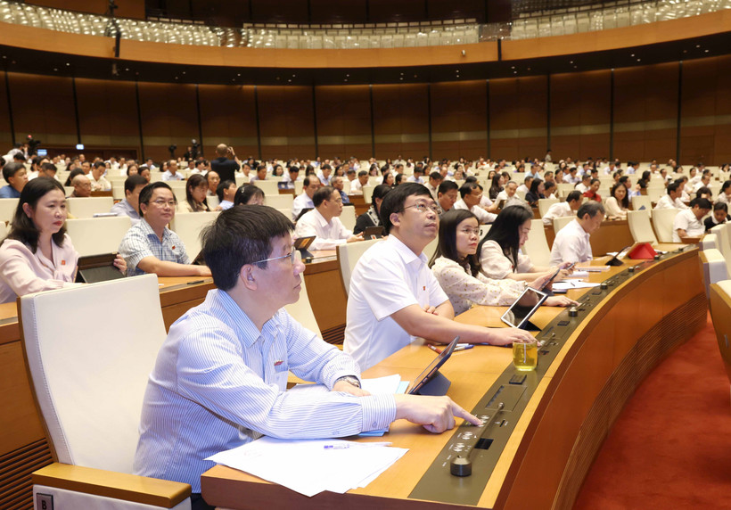 Chiều nay, Quốc hội đã chính thức Thông qua dự thảo Nghị quyết về phê chuẩn quyết toán ngân sách nhà nước 2022. (Ảnh: TTXVN)