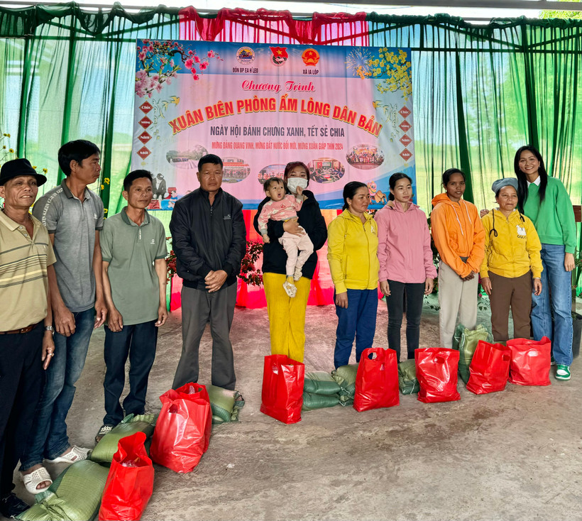 Gia đình H’Hen Niê tự trồng gạo tặng bà con. (Ảnh: CTV/Vietnam+)