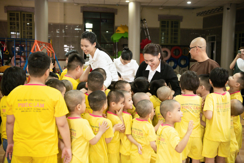 Top 3 Miss World Vietnam ghi dấu ấn với chuyến thiện nguyện đầu tiên ở Mái ấm Phúc Lâm. (Ảnh: CTV/Vietnam+)
