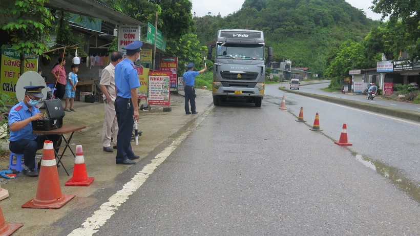 Kiểm tra xe chở hàng hóa. (Nguồn: TTXVN)