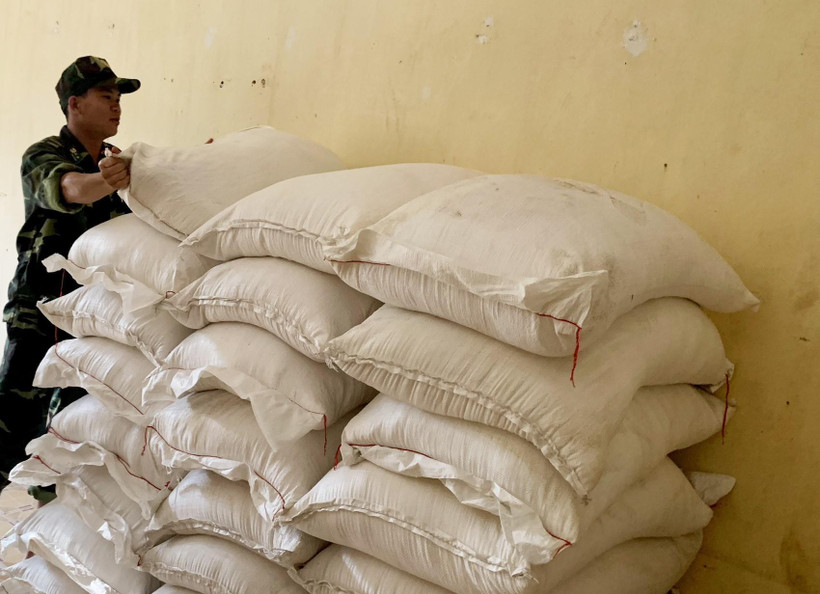 Cán bộ, chiến sỹ Đồn Biên phòng Cửa khẩu Long Bình (Bộ đội Biên phòng tỉnh An Giang ) vận chuyển tang vật vào kho tạm giữ. (Ảnh: Công Mạo/TTXVN)