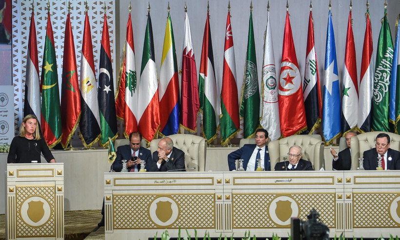 Đại diện cấp cao về chính sách đối ngoại của Liên minh châu Âu Federica Mogherini (trái) phát biểu tại Hội nghị thượng đỉnh Liên đoàn Arab (AL) lần thứ 30 ở Tunis, Tunisia. (Ảnh: AFP/TTXVN)