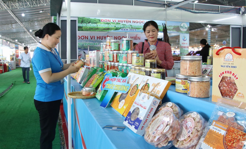 Gian hàng giới thiệu sản phẩm OCOP tại Festival Tôm Cà Mau. (Ảnh: Kim Há/TTXVN)