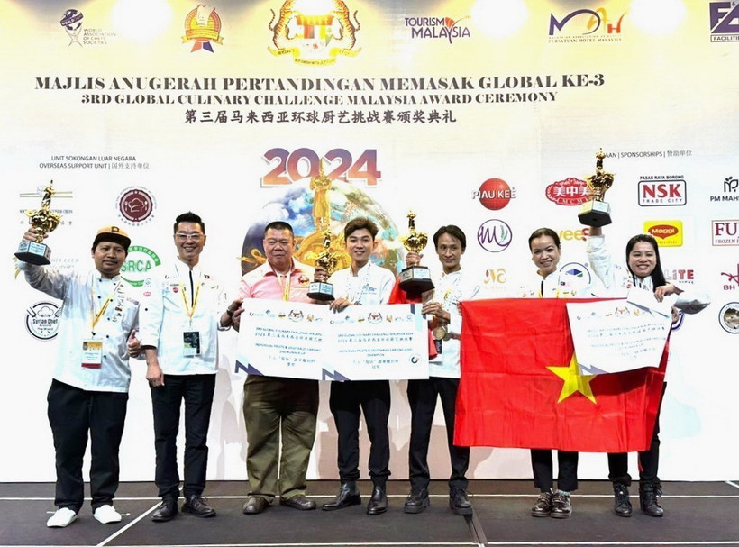 Đoàn Việt Nam nhận 6 cúp cá nhân tại lễ trao giải cuộc thi 'Thách thức ẩm thực toàn cầu lần thứ 3' tại Kuala Lumpur. (Ảnh: Hằng Linh/TTXVN)