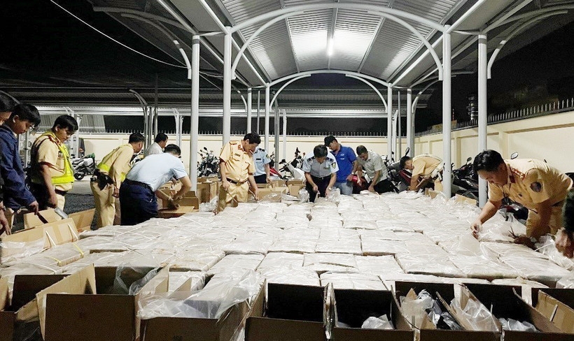 Lực lượng chức năng thu giữ hàng nghìn bao thuốc lá nhập lậu. (Ảnh: TTXVN phát)