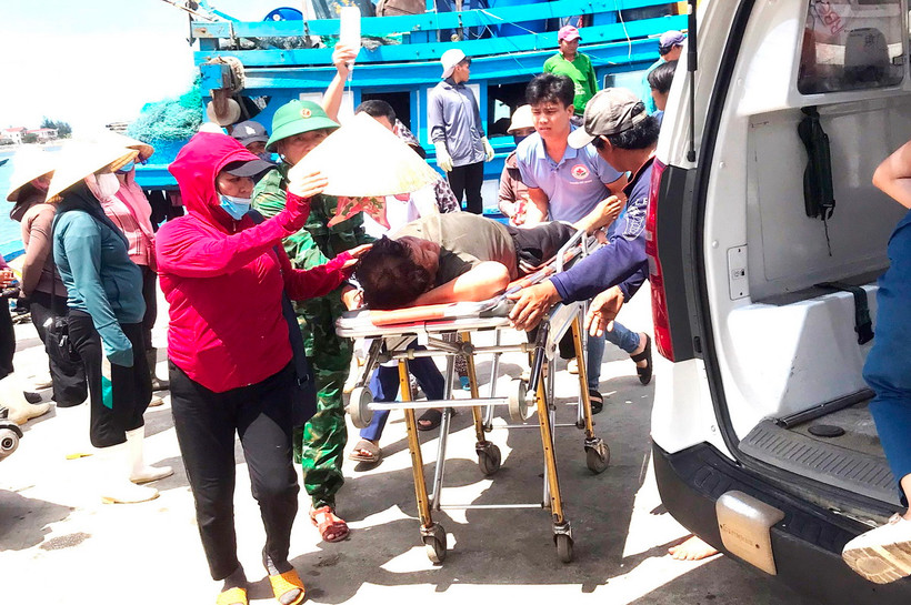 Lực lượng biên phòng kịp thời tiếp nhận, hỗ trợ chuyển thuyền viên bị bệnh đến Bệnh viện Hữu nghị Việt Nam-Cuba Đồng Hới để cấp cứu, điều trị. (Ảnh: TTXVN phát)