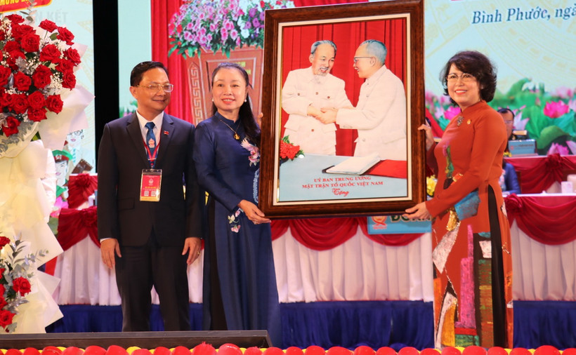 Phó Chủ tịch Ủy ban Trung ương Mặt trận Tổ quốc Việt Nam Tô Thị Bích Châu tặng quà lưu niệm, chúc mừng Đại hội đại biểu Mặt trận Tổ quốc Việt Nam tỉnh Bình Phước khóa X, nhiệm kỳ 2024-2029. (Ảnh: Nhật Bình/TTXVN)