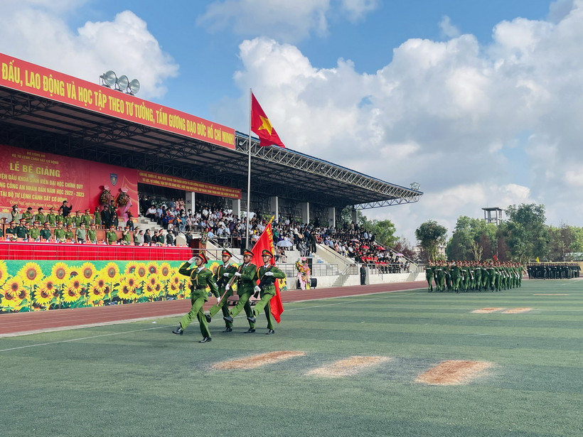 Sinh viên hệ đại học chính quy các trường Công an Nhân dân duyệt đội ngũ trong lễ bế giảng năm học. (Ảnh: Lê Xuân/TTXVN)