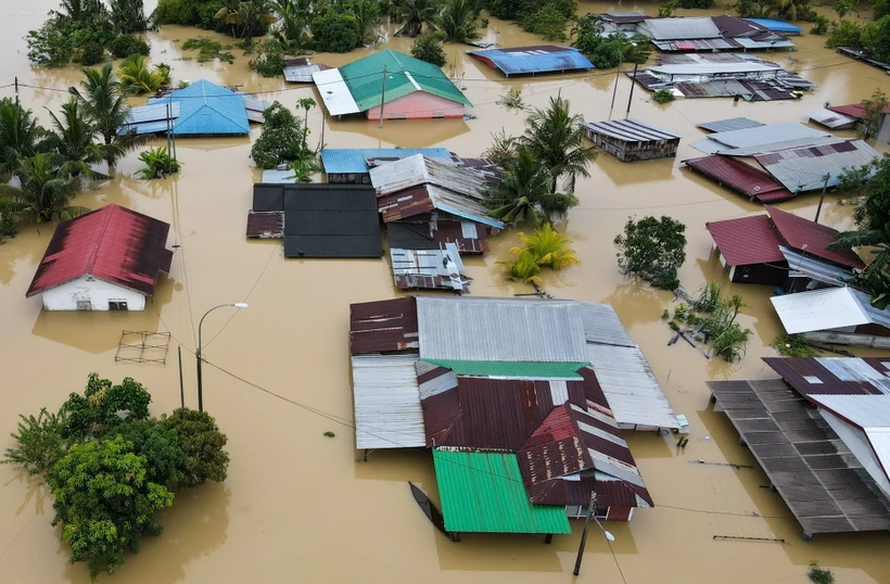 Mưa lớn gây ngập lụt tại bang Johor, Malaysia. (Ảnh: AFP/TTXVN)