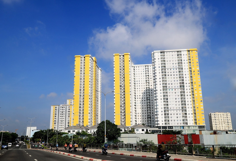 Chung cư trên đường Võ Văn Kiệt, quận Bình Tân, Thành phố Hồ Chí Minh. (Ảnh: Hồng Đạt/TTXVN)