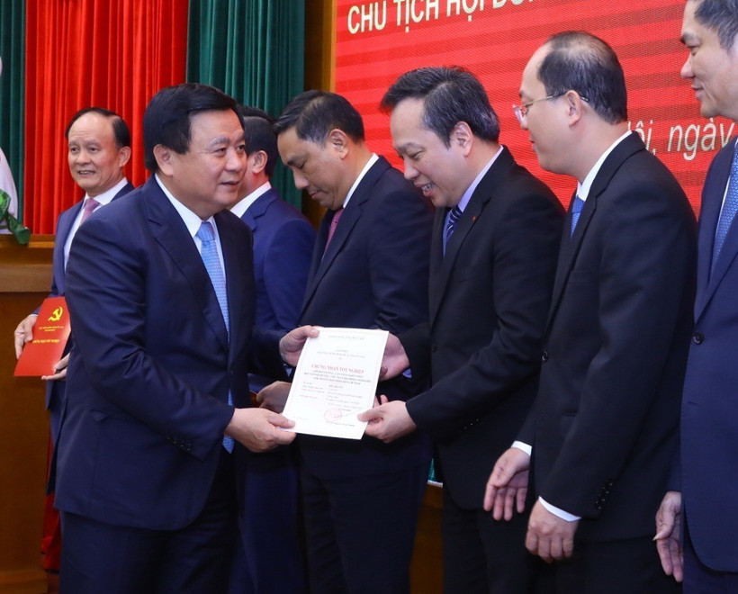 Giáo sư-tiến sỹ Nguyễn Xuân Thắng trao chứng nhận tốt nghiệp cho các học viên. (Ảnh: Văn Điệp/TTXVN)