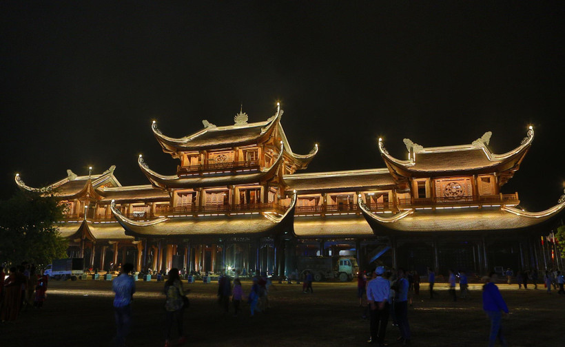 Vẻ đẹp điện Tam Quan tối khai mạc chuỗi sự kiện Đại lễ Vesak 2019. (Ảnh: Thành Đạt/TTXVN)