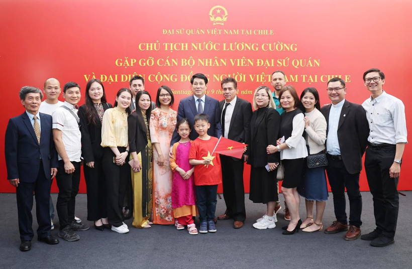 Chủ tịch nước Lương Cường với đại diện cộng đồng người Việt Nam tại Chile. (Ảnh: Lâm Khánh/TTXVN)