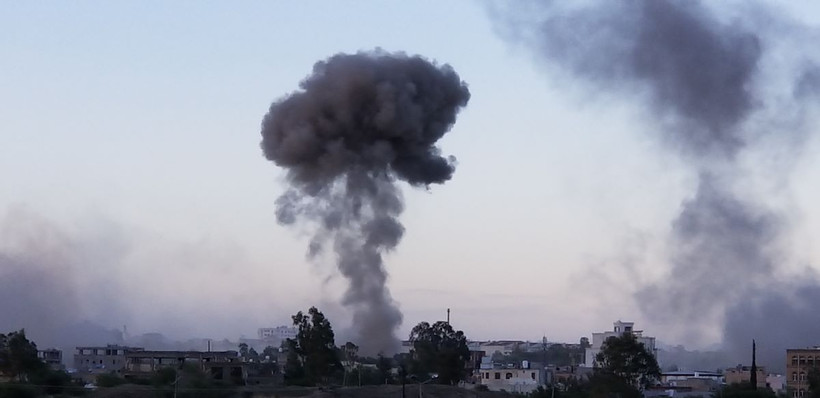 Khói bốc lên sau cuộc không kích tại Sanaa, Yemen. (Ảnh: THX/TTXVN)